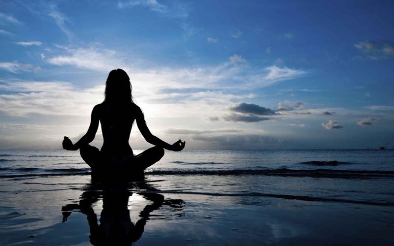 Lovely-Yoga-Girl-Meditating-At-Beach-HD-Wallpapers