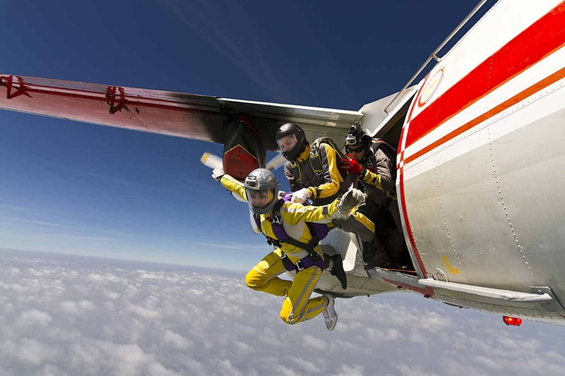 skydivers-jump-out-of-plane-with-instructor_gallery_extrevity-2